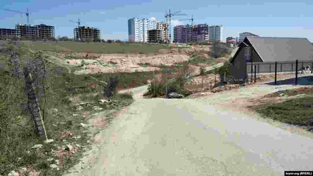 Вулиця Артдивізіонівська з'єднує проспект Перемоги з вулицею Горпищенка