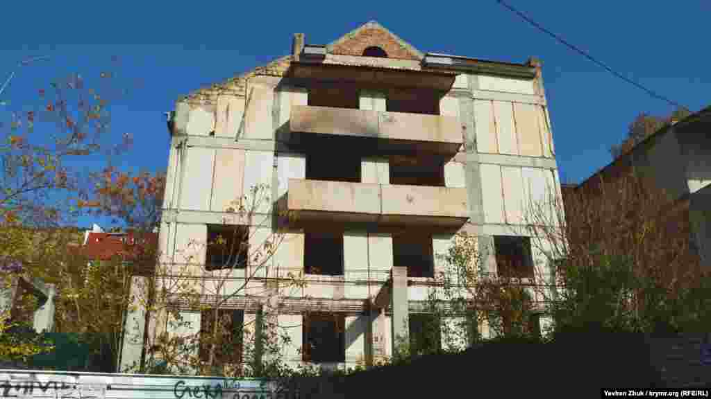 Цей будинок будують вже більше десяти років  