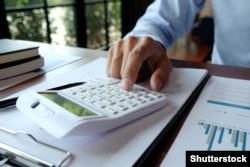 Potrivit sfaturilor de planificare financiară, Roxana Bucur le recomandă tinerilor să își pună deoparte undeva la 10% din totalul veniturilor, indiferent de cât câștigă aceștia.