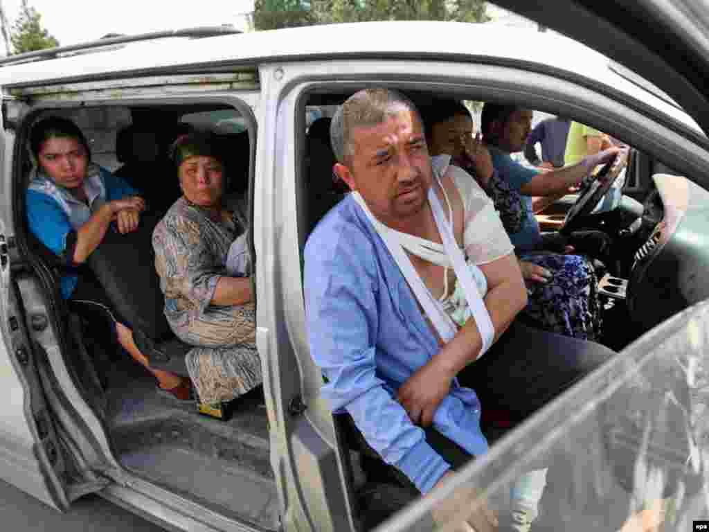 Кыргызстанның көньягында кыргызлар белән үзбәкләр арасындагы чуалышлар вакытында дистәләрчә мең үзбәк торган җирен ташлап киткән.