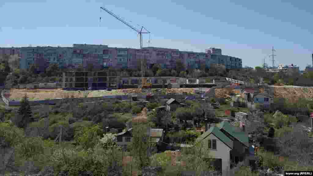 На протилежному, західному схилі Докового яру великий будівельний майданчик. Завмерлий кран біля недобудови. Там компанія «Спеціалізований забудовник «Талан-Іжевськ» із однойменного міста, звідки родом і попередній голова російського уряду Севастополя Дмитро Овсянников, збиралася будувати дешеве соціальне житло. Але, як виявилося, будівництво має розпочатися на зсувному схилі, буквально за 15 метрів від існуючого нині будинку. Обурені жителі вийшли з протестом у грудні 2018 року – і територію, а також безпеку свого будинку, їм вдалося відстояти