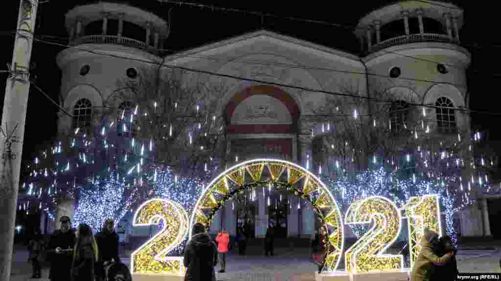 Еще одна точка в городе, где установлены новогодние инсталляции – территория возле кинотеатра «Симферополь»