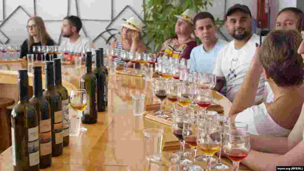 Дегустація вина коштує 400 рублів (150 грн), дітей сюди не допускаються. З 17 осіб, які були присутні на цій дегустації, троє були із Самари, інші – москвичі