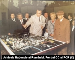 Tadašnji rumunski lider Nikolae Čaušesku (desno) i njegova supruga Elena posjećuju hemijsku fabriku Victoria u avgustu 1982. godine.