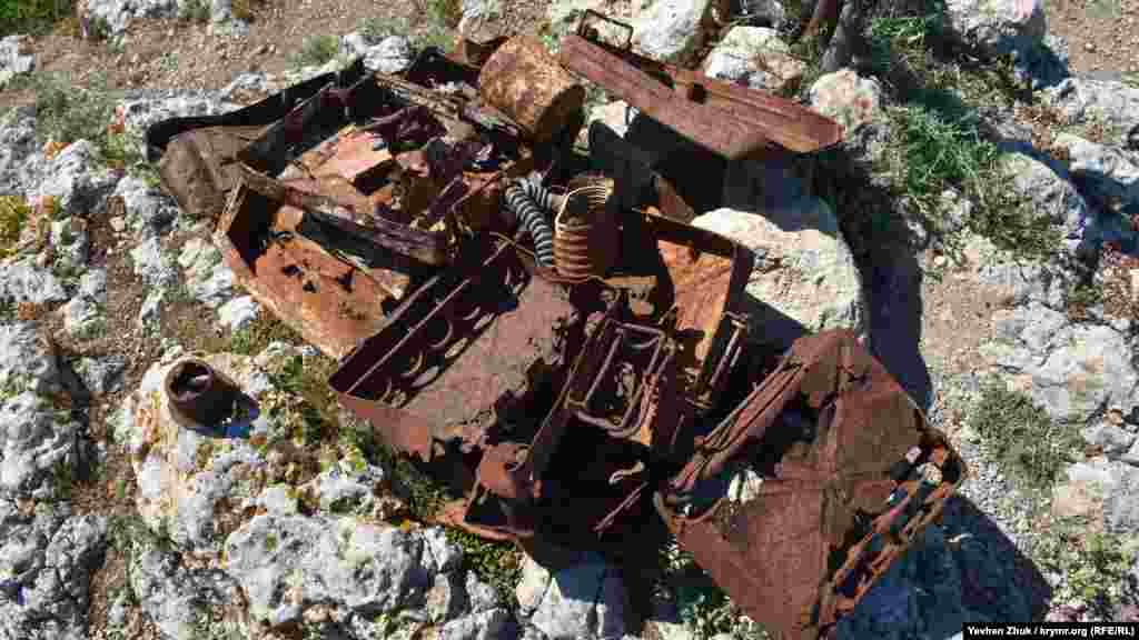 Схили гори зриті окопами і траншеями, в цих місцях багато років працювали пошукові загони, розшукуючи непохованих воїнів. Біля пам'ятного знака на вершині хтось склав іржаві металеві коробки, швидше за все, від гранат