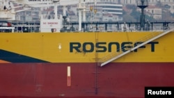 Танкер с логотипом компании «Роснефть»