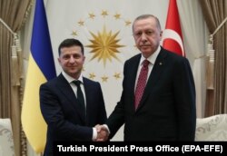 Turkish President Recep Tayyip Erdogan (right) shakes hands with Ukrainian President Volodymyr Zelenskiy in Ankara.