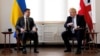 Президент Украины Владимир Зеленский (ліворуч) і премʼєр-міністр Великої Британії Борис Джонсон. Мюнхен, 19 лютого 2022 року