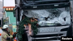 Обломки грузовика, которым воспользовался организатор теракта в Берлине
