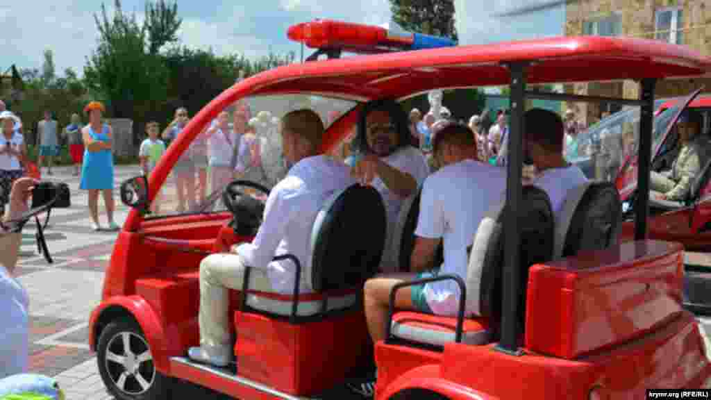 На электромобиле Олег Зубков повез Филиппа Киркорова на площадь у кафе «Белый лев»