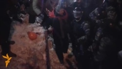 Ҳамлаи пулис ба эътирозгарон дар Киев Ҳамлаи пулис ба эътирозгарон дар Киев