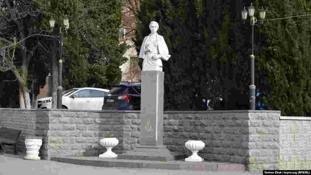 У 2004 році біля цієї будівлі було відкрито пам'ятник Лесі Українці роботи севастопольського скульптора В.Є. Суханова. Українська письменниця відвідувала міську бібліотеку, як і А.І. Купрін, В.В. Вересаєв, Д.М. Мамін-Сибіряк, В.Г. Короленко, Л.В. Собінов