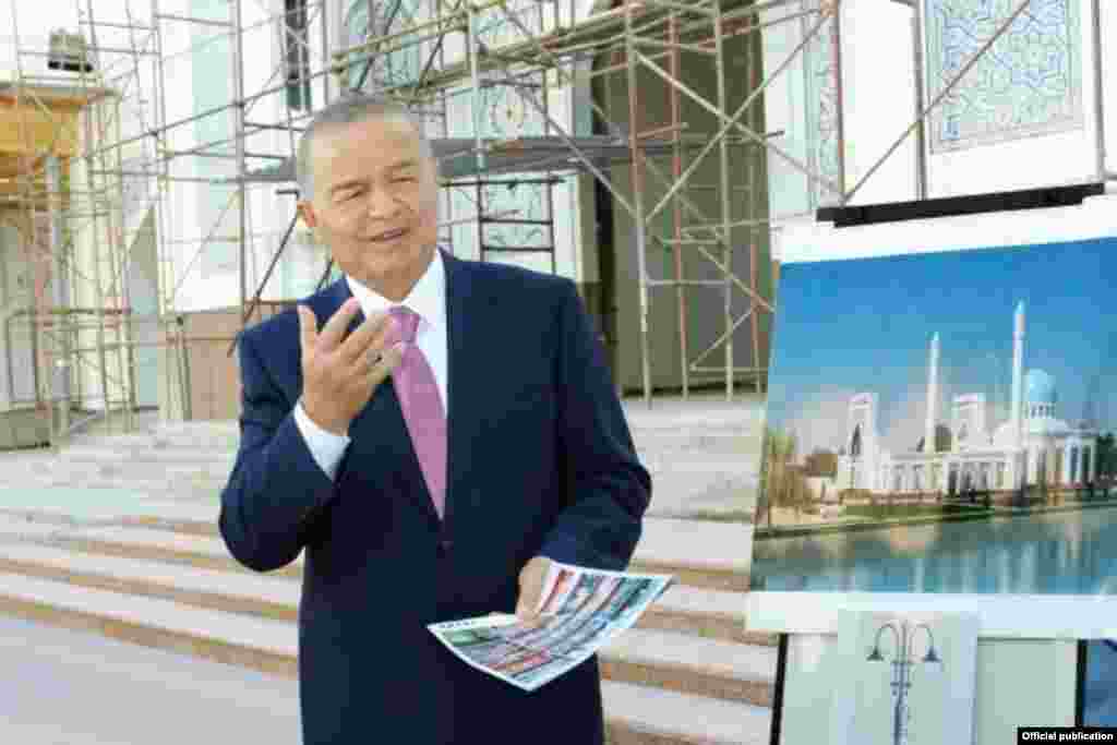 Ислом Каримов дар масҷиди нав