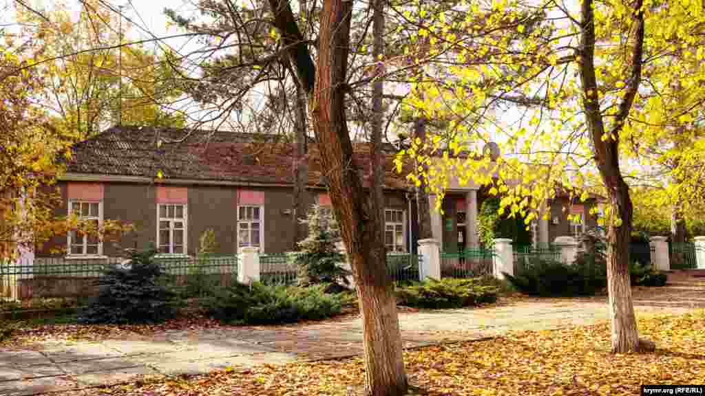 Через алею від мечеті – офіс місцевої агрофірми, що займається виробництвом кумису