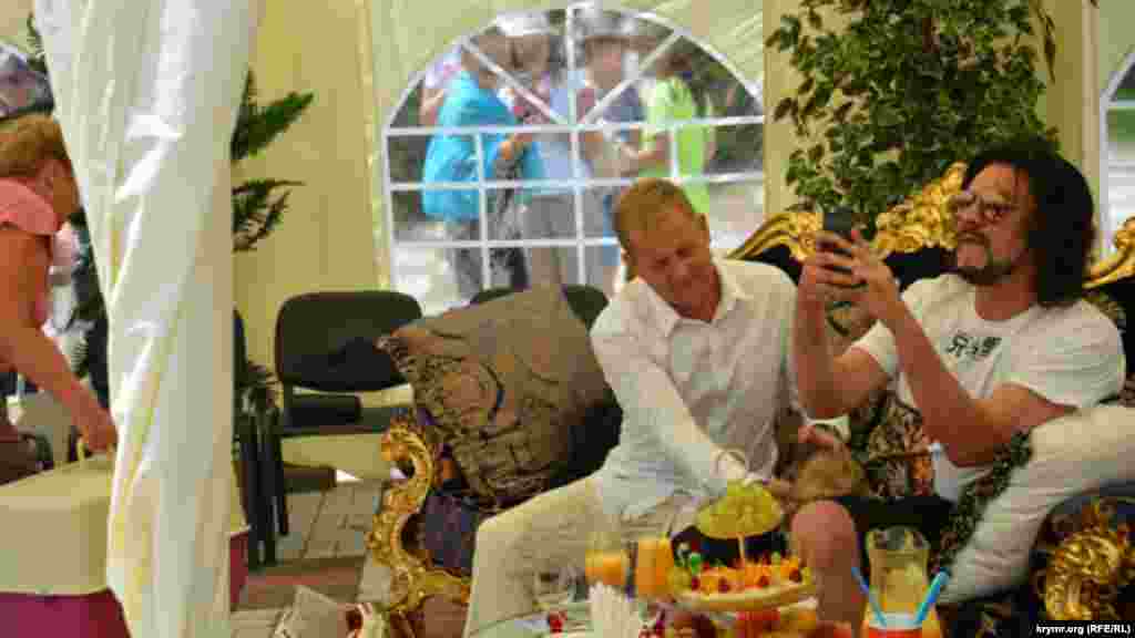 Филипп Киркоров с интересом прослушал певца Роландаса и даже записал некоторые его выступления  на смартфон