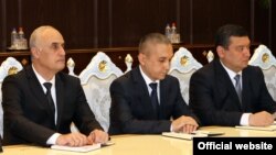 Генерал Шараф Файзуллоев (нафари аввал аз тарафи чап)