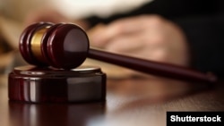 Згідно з вироком, обвинувачений передав бойовикам інформацію про танки, військові вантажівки та реактивні системи залпового вогнюGavel