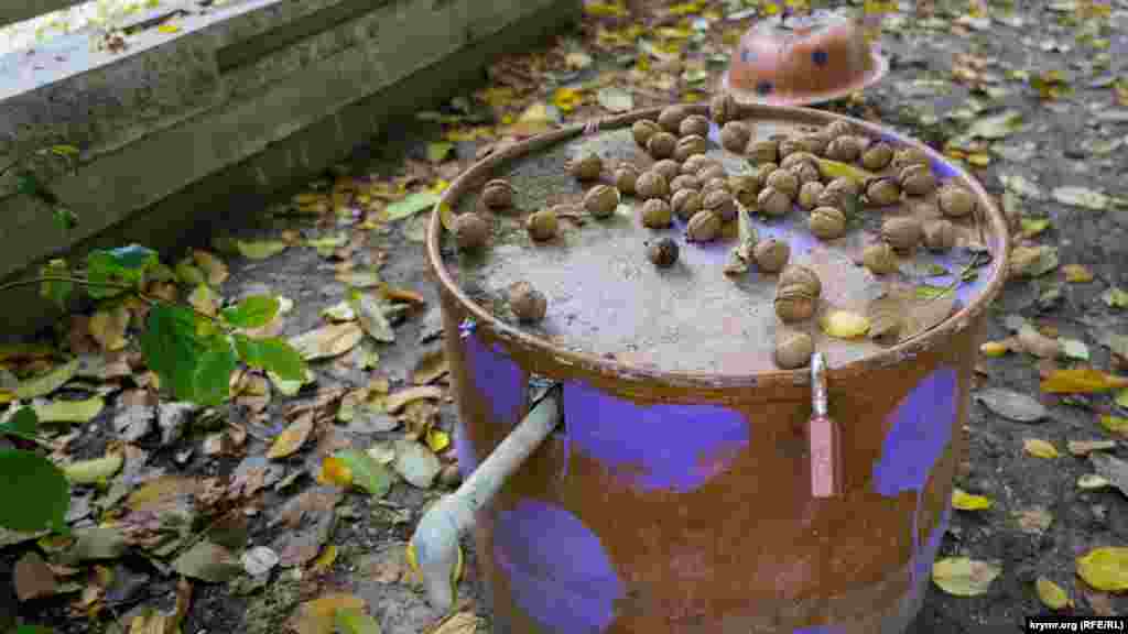 Водоколонка у дворі багатоквартирного будинку – під замком