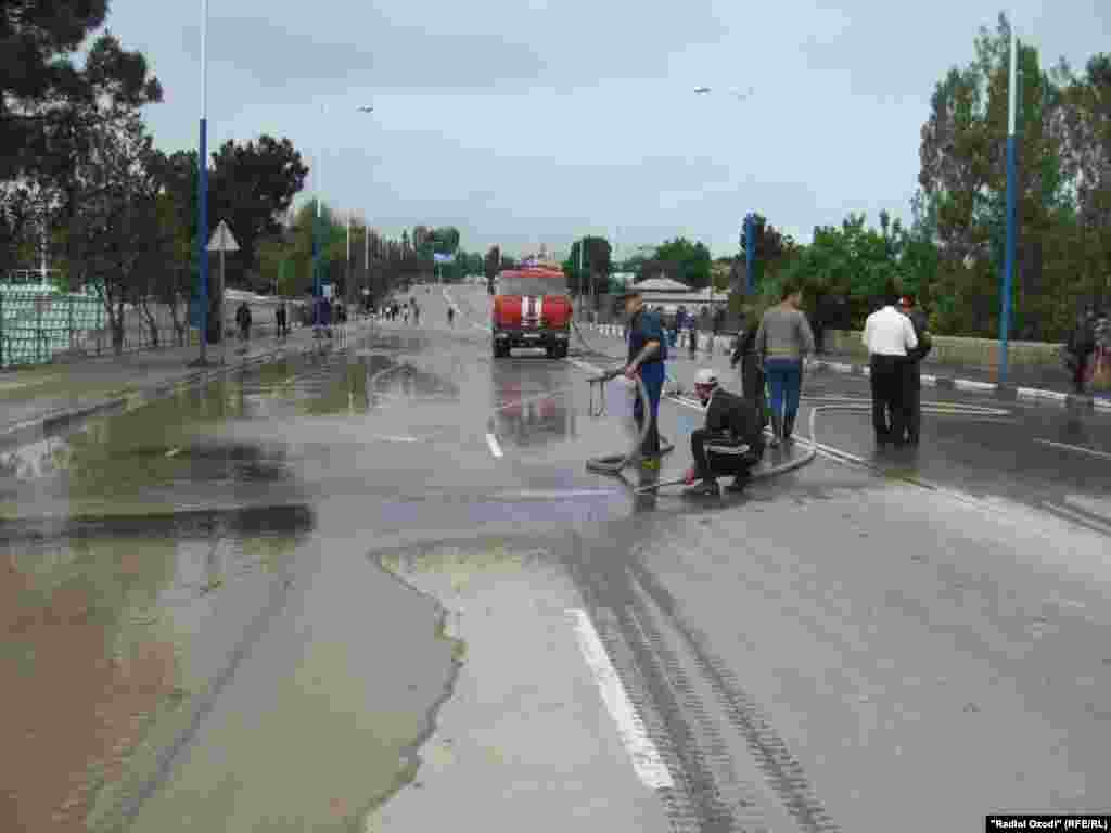 Хиёбони марказии шаҳри Панҷакент аз осори сел тадриҷан тоза мешавад 