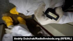 Дозиметр, що показує накопичену дозу – в мікрозівертах. Ми не перевищили максимальної дозволеної дози: на виході «фонили» тільки наші бахили