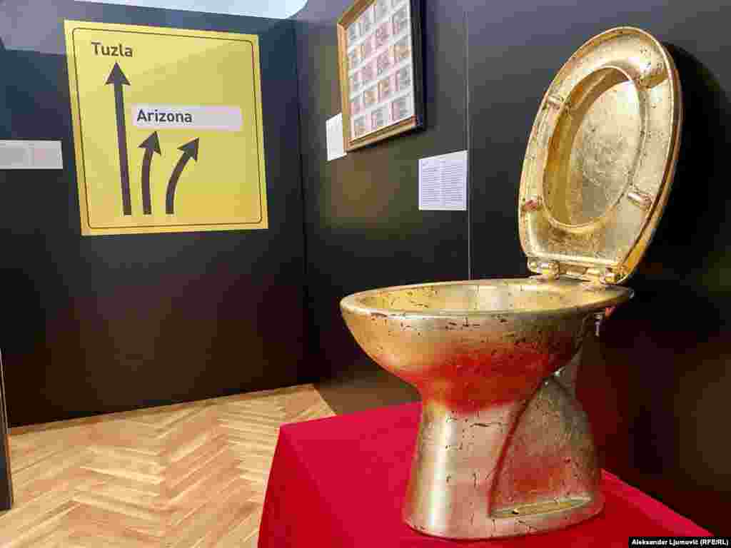 Prelazak postsocijalističkih društava u kapitalizam (tranzicija) pratilo je formiranje novog društvenog sloja, takozvanih tajkuna, dok je većina stanovništva istovremeno osiromašila. Zlatne WC šolje postale su simbol njihove nezasite pohlepe i raskoši.