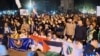 Studente u blokadi iz Novog Pazara, koji četvrti dan pešače ka Novom Sadu, dočekali su građani u Kraljevu, 19. oktobar 2025.
