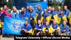 Юрий Шаповалов (во втором ряду в середине) среди освобожденных при обмене 14 августа 2025 года