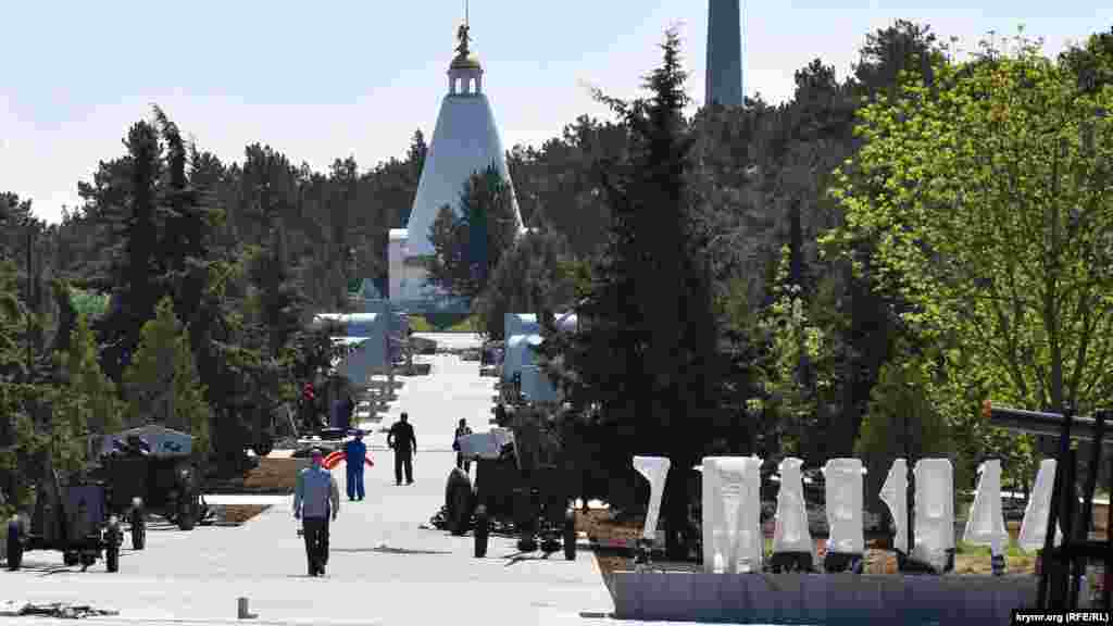 Роботи на новій «Алеї слави російської зброї», на якій розміщені 52 зразка артилерійської техніки і озброєння, включаючи корабельні гармати