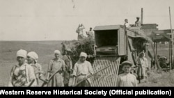 Жителів міста привезли збирати колгоспний врожай, бо селяни або померли з голоду, або лежать немічні, або вислані як «куркулі». Фотограф Вайтінг Вільямс. (Whiting Williams Photographs / Western Reserve Historical Society)