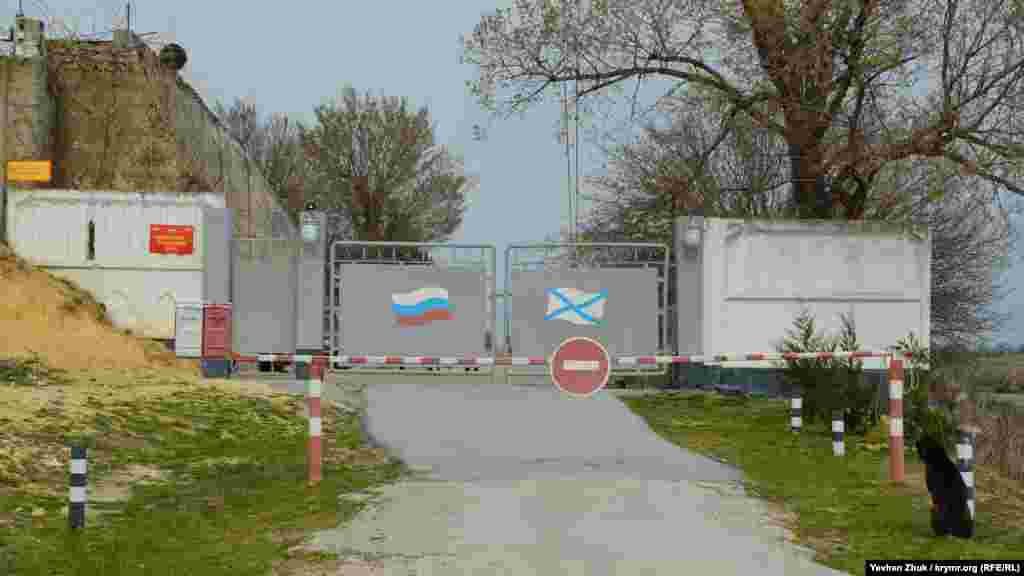 Під час будівництва батарея отримала номер 26, але в 1917 році після відомих подій зведення об'єкта було зупинено. Готовність його на той момент складала 70 відсотків. На фото: КПП російської військової частини, на території якої розташована 30 берегова батарея