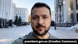 Володимир Зеленський закликав людей сьогодні перебувати в укриттях