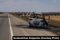 Сожженное российскими дронами авто на трассе Херсон-Николаев, июль 2025 года
