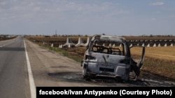 Иллюстрационное фото. Автомобиль, уничтоженный российскими дронами, Херсонщина, июль 2025 года