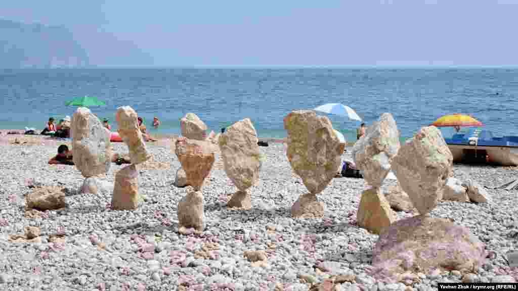 Так вона виглядає цілком. Мистецтво балансування каменів – широко відоме заняття. У світі навіть проводяться чемпіонати: майстри борються в різних стилях встановлення каменів