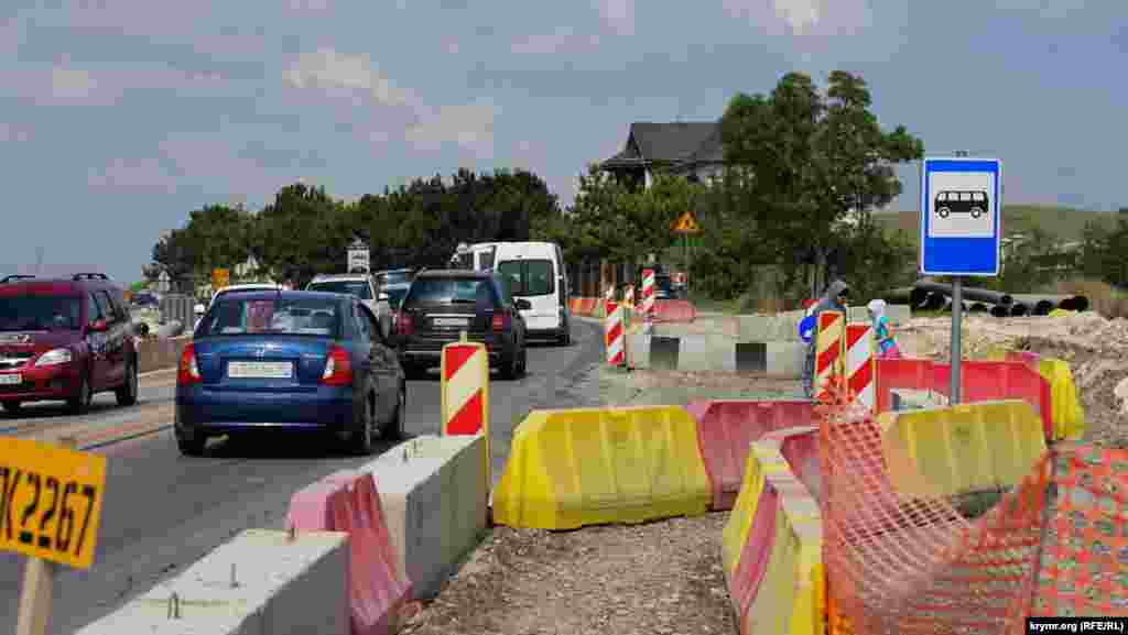 Неподалік від ресторану «Бахчисарай» облаштували тимчасову автобусну зупинку