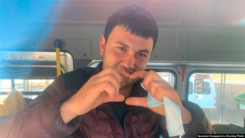 Ернест Ібрагімов показує «сердечко» в об'єктив камери. За підсумками судового засідання, його заарештували на два місяці і 28 днів