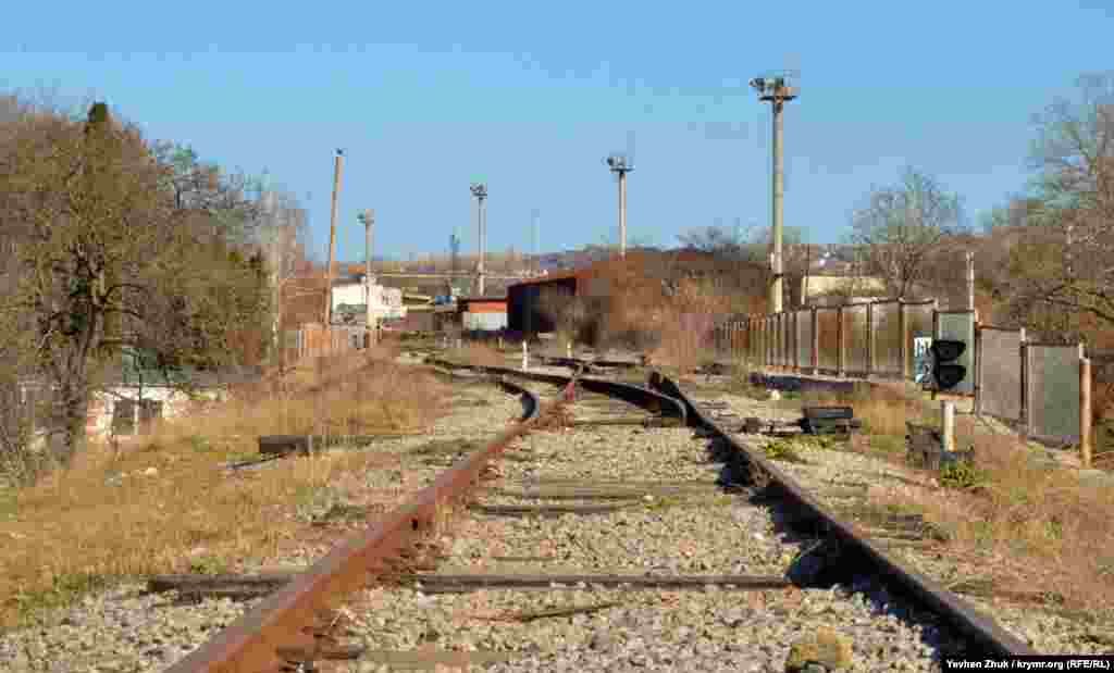 Вантажні потяги на гілці до порту «Авліта» не ходять із 2014 року і рейки потихеньку іржавіють