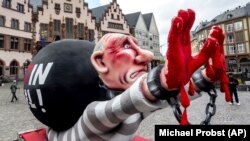 Фігура зображає очільника Росії Путіна, яку встановили до демонстрації українців у німецькому Франкфурті, 11 жовтня 2024 року