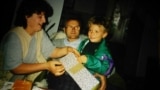 Alen Muhić iz djetinstva sa roditeljima Advijom i Muharemom u Goraždu 1996. godine: "Odrastao sam u porodici koja mi je ponudila ljubav i topao dom."