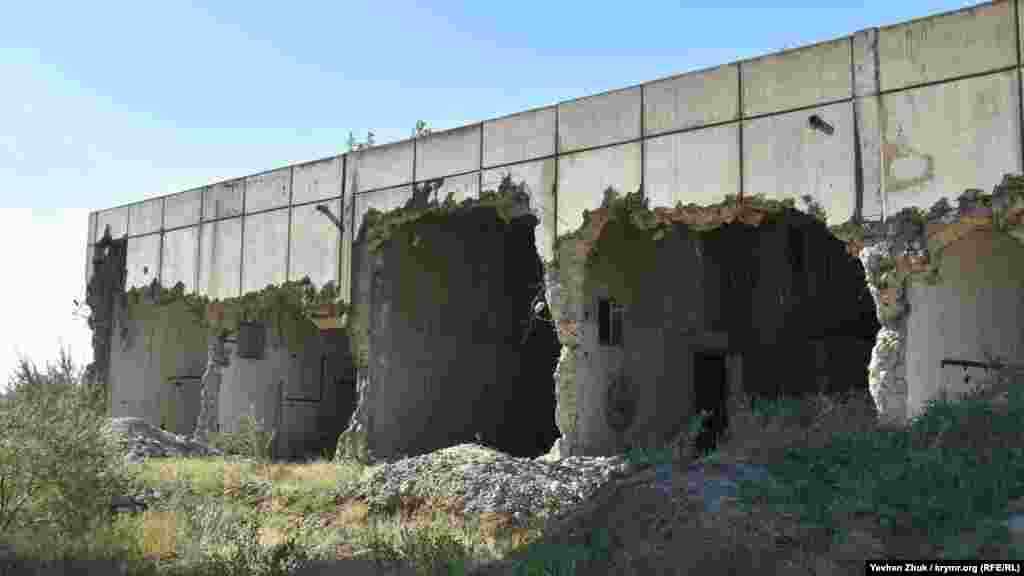 Однак у квітні 1986-го сталася катастрофа на Чорнобильській АЕС. Коли радянські громадяни усвідомили масштаби цієї трагедії, Союзом прокотилися хвилі протестів екологічних активістів. У результаті було зупинено будівництво атомних електростанцій (АЕС) – Башкирської, Костромської (Центральна), Кримської, Ростовської, Татарській, Південно-Уральської