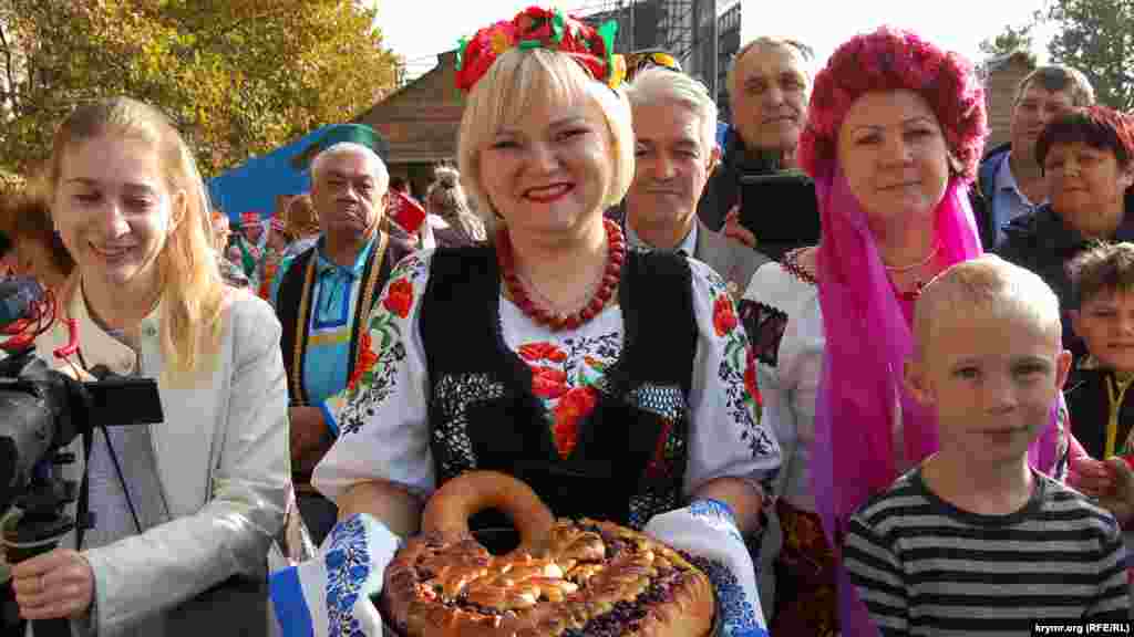 За сприяння влади Севастополя перед святом також було створено товариство «Малоросія», представники якого вітали севастопольського губернатора від імені українського народу. Вони піднесли йому ковбаски і пиріг. При цьому російський глава Севастополя Михайло Развожаєв подивувався відсутності на столі української горілки 