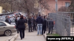 Очередь возле Центрального отделения военкомата Крыма 1 апреля 2015 року