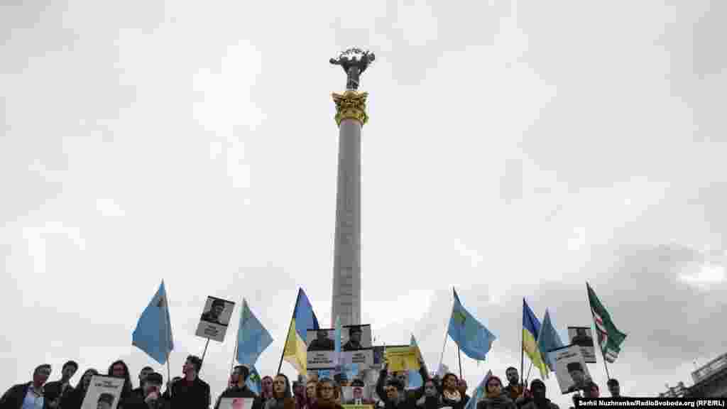 Учасники акції тримають плакати на підтримку політв'язнів Кремля – Ільмі Умерова, Ахтема Чийгоза та інших  
