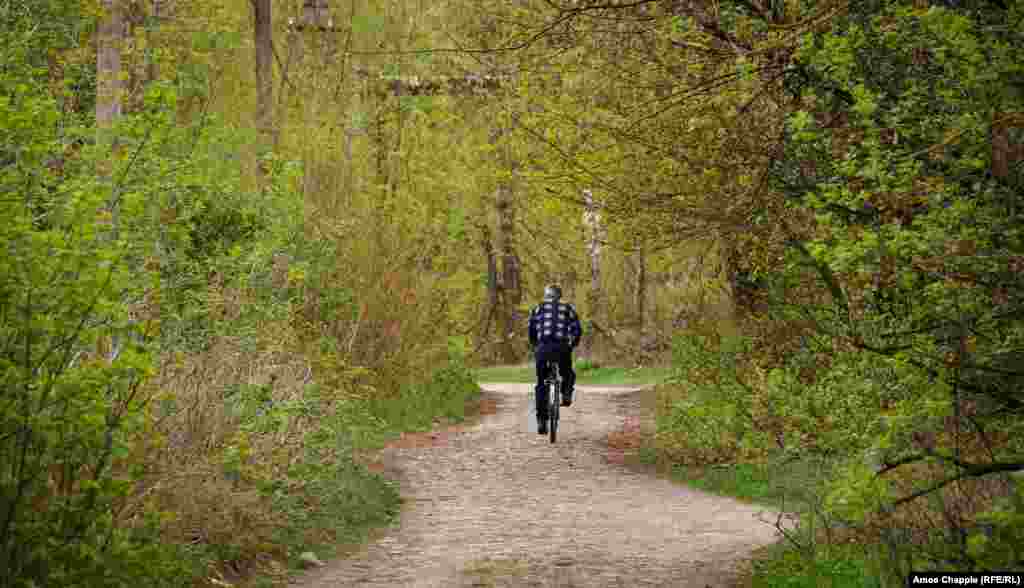 «Тут я відчуваю себе вільним. Коли літо приходить, і сад в повному кольорі, стає очевидним, чому я вирішив повернутися», – розповідає Василь. В оточенні співу птахів, сидячи в саду, Василю це здається практично переконливим