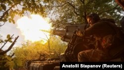 Военнослужащий 43-й отдельной артиллерийской бригады Вооруженных сил Украины стреляет из самоходной пушки 2С7 «Пион» по российским позициям на линии фронта в Донецкой области, Украина, 30 мая 2025 года