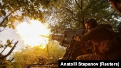 Військовослужбовець 43-ї окремої артилерійської бригади ЗСУ веде вогонь із самохідної гармати 2С7 «Піон» по російських позиціях у Донецькій області, Україна, 30 травня 2025 року