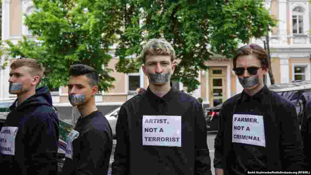 «Артист, а не терорист», «Фермер, а не злочинець», – хочуть сказати учасники акції послам держав-членів ПАРЄ