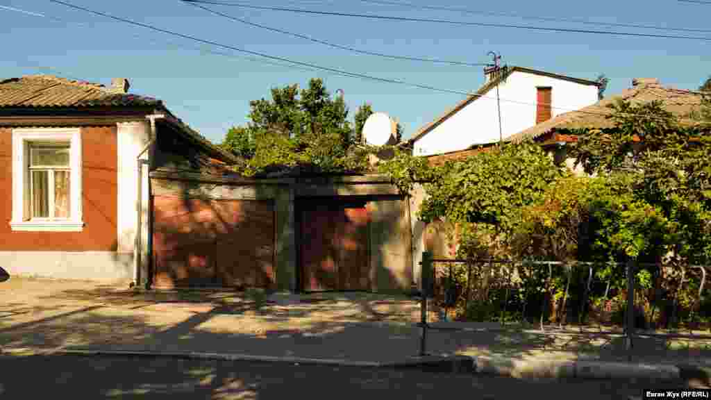 Плющ і виноград, що плетуться стінами, – захист від літнього палючого сонця, а також від пилу і цікавих поглядів