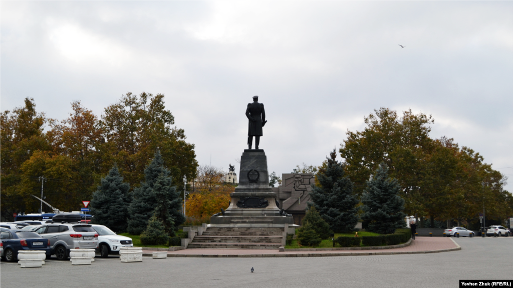 Флотоводець адмірал Павло Степанович Нахімов «дивиться» в похмуре зимове небо  