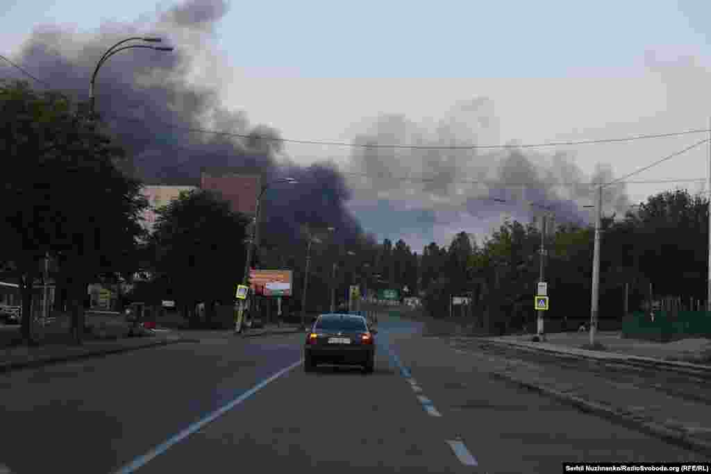 Стовпи диму у Києві після того, як війська РФ здійснили масовану атаку на столицю